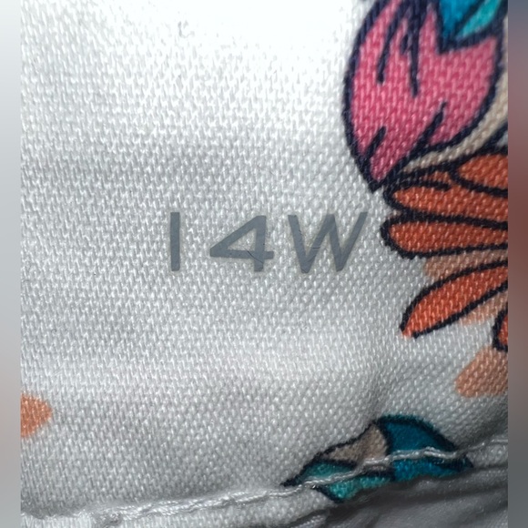 St. John’s Bay Capris Capri Pants Floral White/Multi High Rise Size 14(Large) - Picture 4 of 4